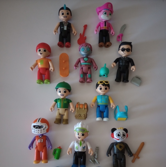 Ryan's World Deluxe Action Figures complete & collector's guide - Picture 3 of 8